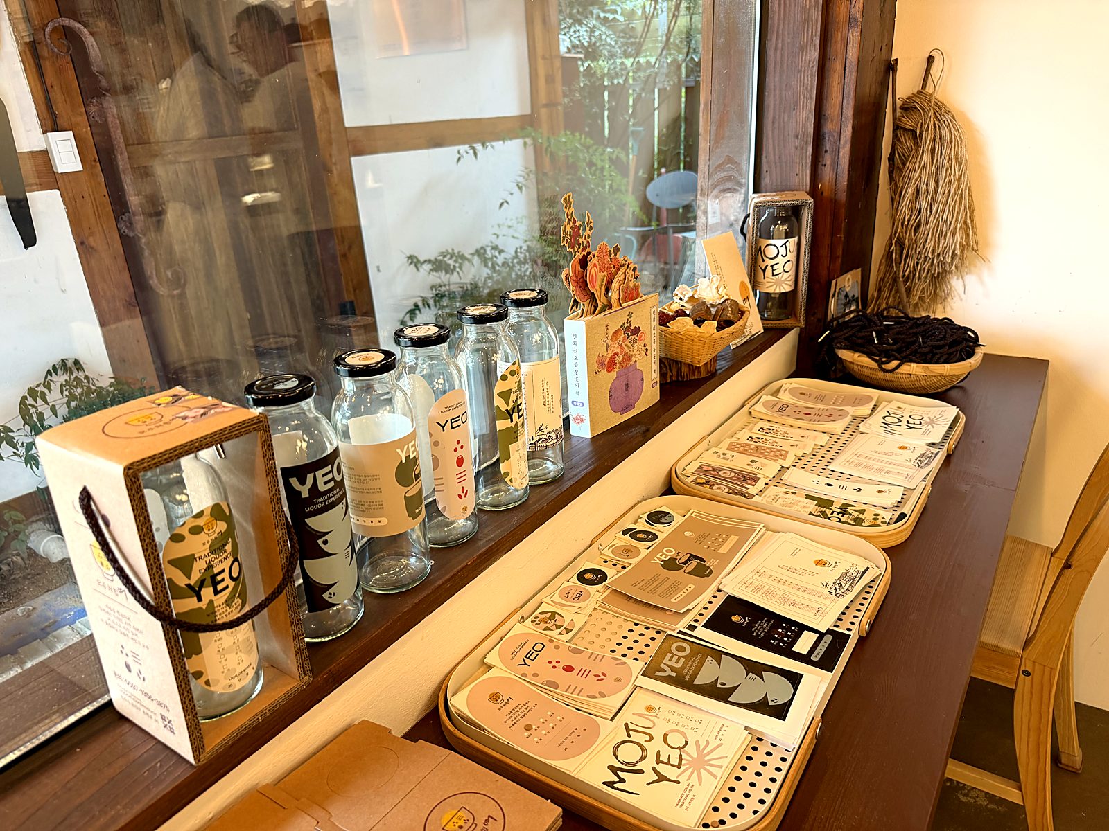 완성된 모주병과 케이스, 라벨 카드 · Finished bottles with their cases and label cards