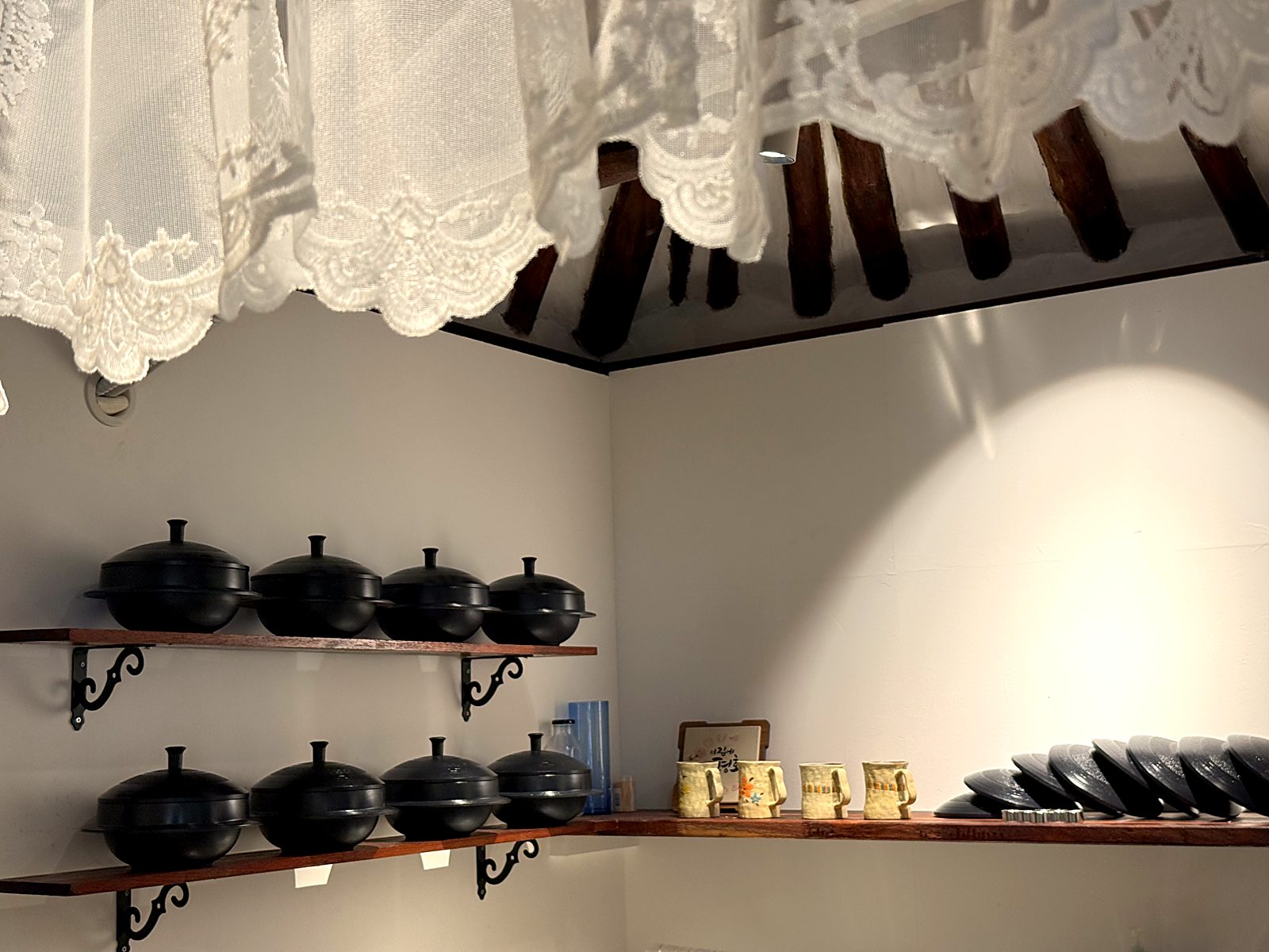 가마솥 선반 · A shelf of iron pots