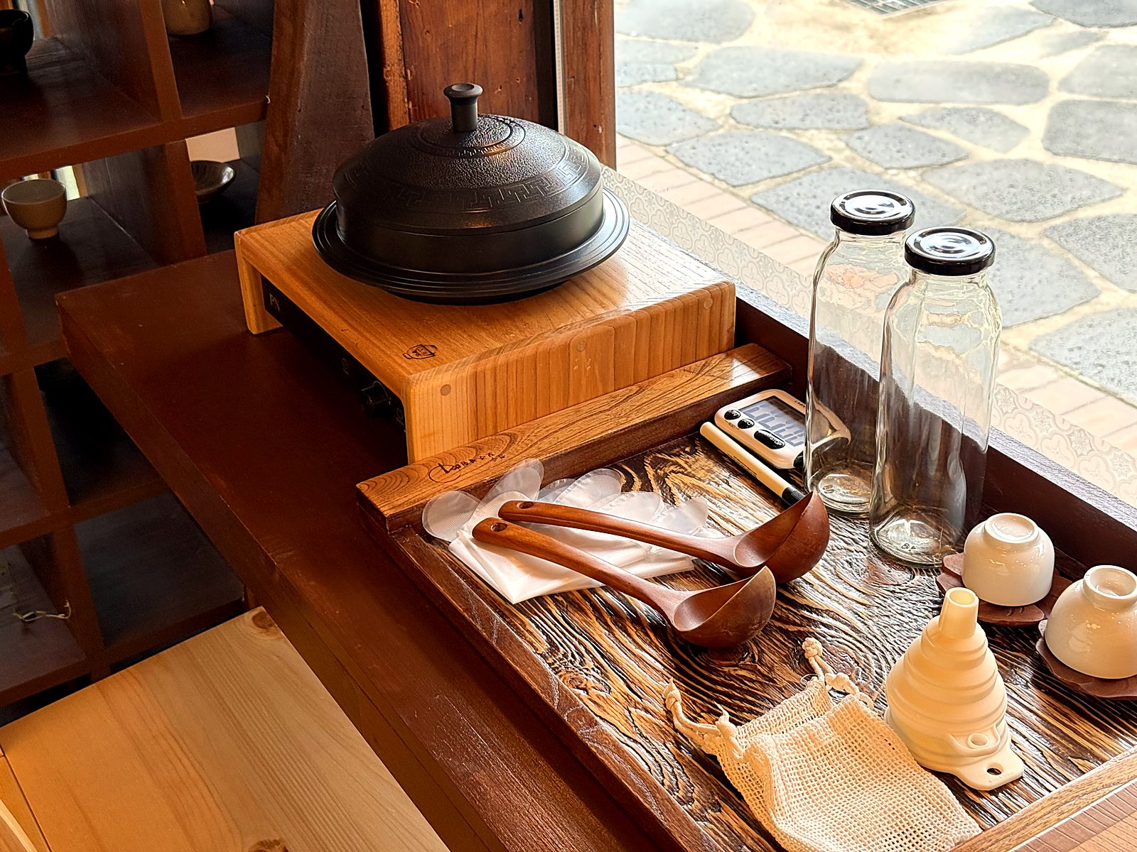 가마솥과 나무 국자, 빈 유리병 · An iron pot, wooden ladles, and empty bottles